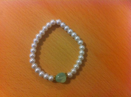 mooie witte armband met steentje